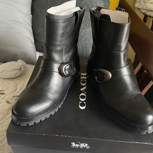 The stye and name of boot is Leightonbte Sigbkr L color Black boots